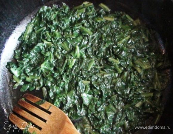 Шпинат крупно нарезать и потушить на разогретом сливочном масле 3 мин.
Переложить в миску.