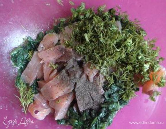 Добавить рыбу к шпинату, туда же мелко нарезанный укроп. Поперчить и перемешать.