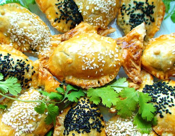 Выпекать пирожки в разогретой до 200 градусов духовке до румяности (примерно 15-20 мин.).