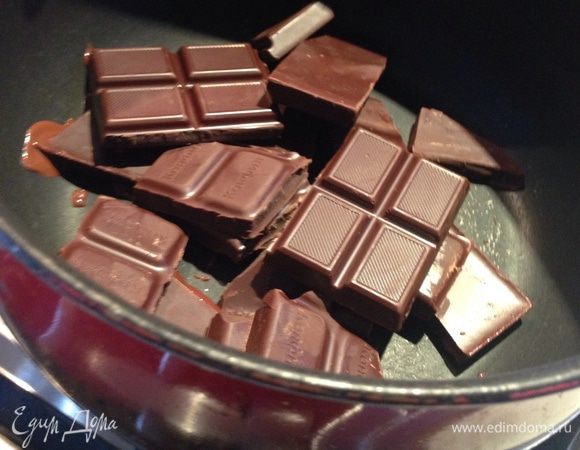 В небольшой кастрюле растапливаем шоколадку на медленном огне.

