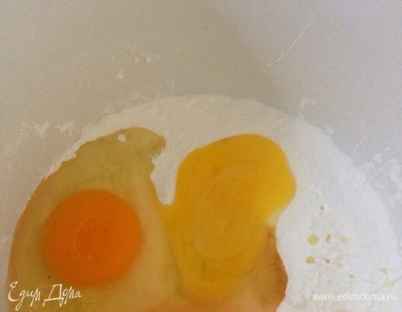 В это время соединяем сах. пудру с яйцами. 