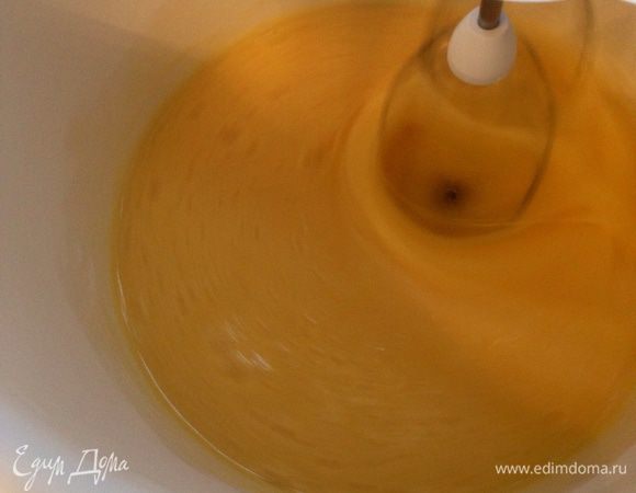 и взбиваем в течении 10 минут  на большой скорости.