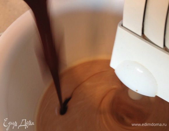 Затем, по истечении 10 минут, к яйцам вливаем шоколадную массу и продолжаем взбивать до однородности.