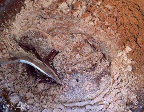 Всё вместе просеяла в шоколадную массу и перемешала ложкой.