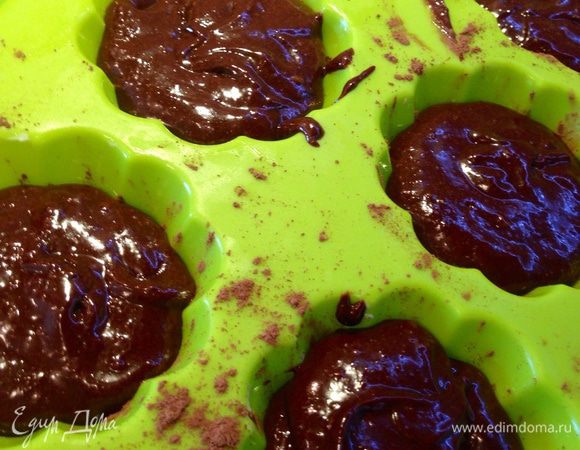 Формочки смазать сливочным маслом и посыпать какао, так тортино легче вынимать. Я использовала силиконовую форму для кексиков, но можно и отдельные формочки, которые чуть выше по размеру. В моей формочки получилось 6 шт., в формочках по-выше выйдет 4.