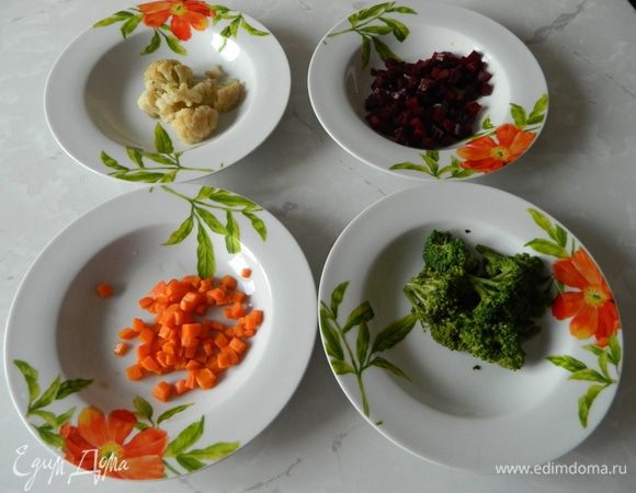 Подготовить овощи: Капусту брокколи и цветную разморозить, свеклу и морковь почистить и порезать мелкими кубиками. Налить в кастрюлю 0,5 литра воды, положить овощи в кастрюлю (каждый овощ варить отдельно друг от друга), варить до готовности. 