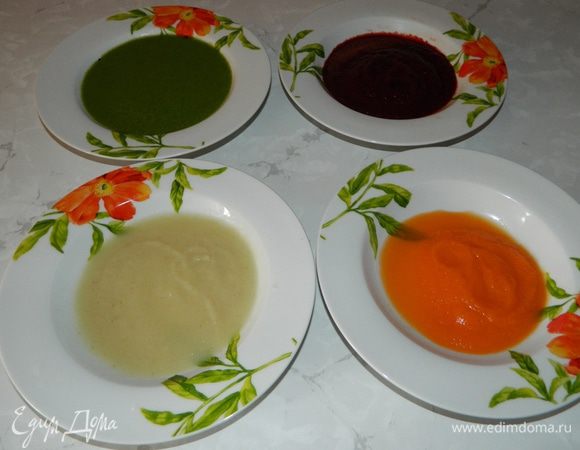 Сваренные овощи измельчить в блендере до состояния пюре, можно подливать немного овощного бульона.