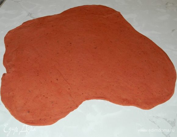 Тесто достаем из холодильника, тонко раскатываем, толщиной 1 мм, даём подсохнуть на столе (примерно 20-30 минут).