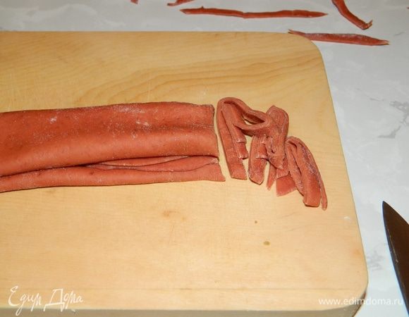 Подсушенное тесто складываем вчетверо и режем на полоски, шириной 3 мм, разворачиваем полоски