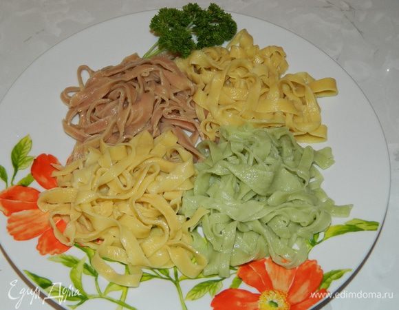 Кипятим на плите воду, добавляем соль, оливковое масло, опускаем лапшу, варим 3-5 минут. Откидываем на дуршлаг. 