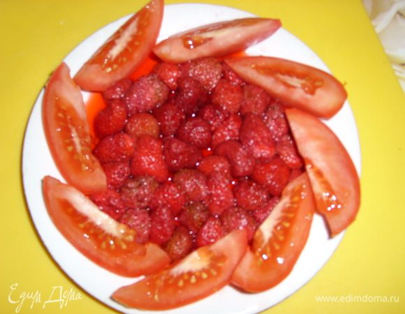 Смешать в блендере помидоры, клубнику, соль, выдавить чеснок.