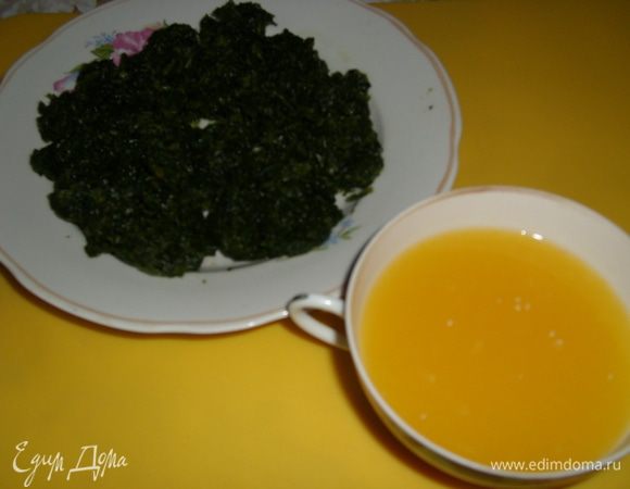 Отдельно смешать в блендере щавель, шпинат, апельсиновый сок и добавить 1-2 ст.л. оливкового масла.