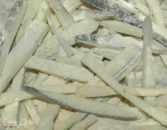 Цукини нарезаем соломкой. Складываем в чашку и перемешиваем с солью и мукой.
