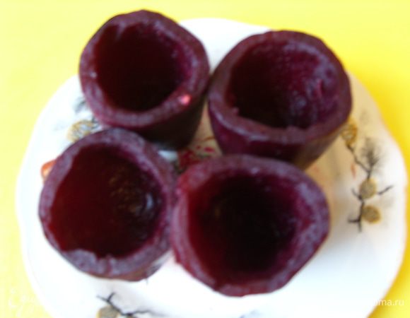 Свеклу сварить в воде,очистить от кожуры,выбрать ложкой середину так,чтобы получились чашечки.