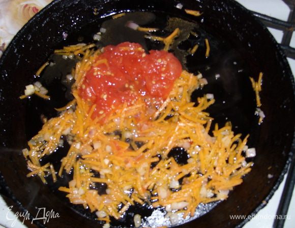 Луковицу и морковь мелко изрубить,слегка обжарить на растительном масле,добавить томатную пасту.