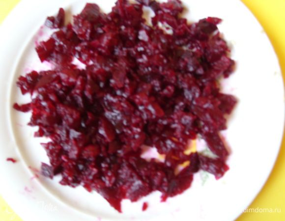 Добавить измельченную мякоть свеклы.