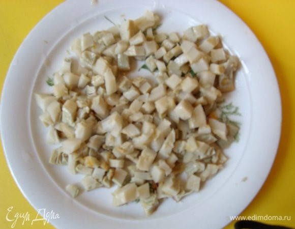 Добавить 5-6 ст.л. соленых мелкорубленных грибов и молотый перец.
Всё тушить до готовности.