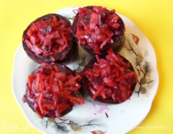 Полученной массой нафаршировать свеколки,сложить в кастрюлю,полить сметаной и запечь в духовке до готовности.