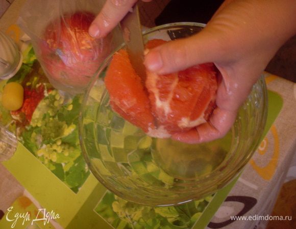 Над миской острым ножом снять кожуру с частью перепонок с грейпфрута. Отделить "филе" из каждой дольки. Из оставшейся части выжать сок в эту же миску. 