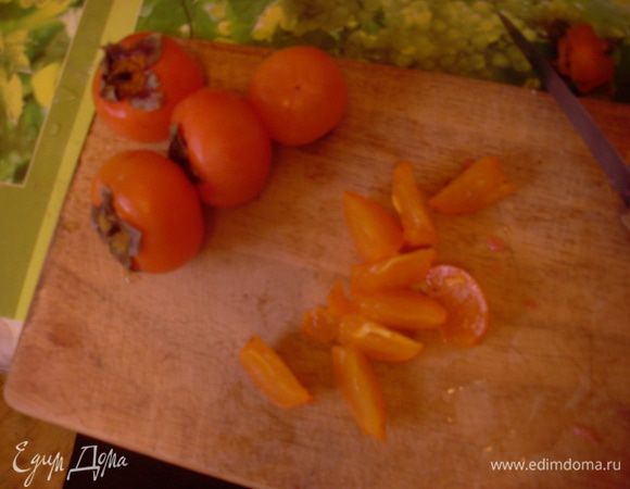 Аккуратно почистить хурму от кожицы (у меня была очень мелкая с тонкой кожицей, поэтому я не очищала), нарезать небольшими дольками в эту же миску.