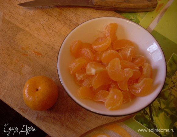Добавить туда же дольки очищенных мандаринов. Выбрать дольки в которых встречаются семечки. Дать фруктам пропитаться соком.