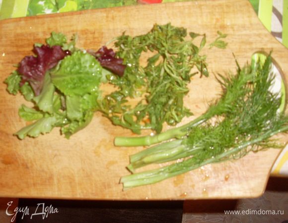 Тем временем помыть салаты и фенхель. Нарезать фенхель, порвать салат. 