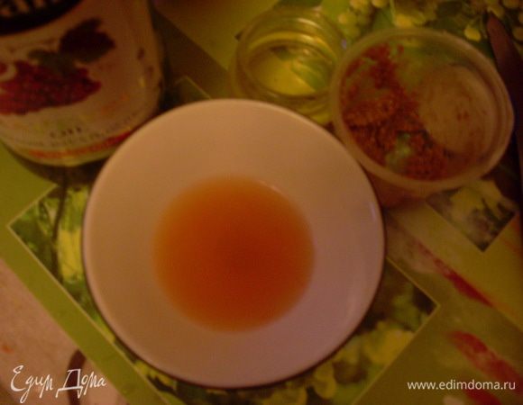 Слить сок фруктов. Отделить 3 столовые ложки сока и приготовить заправку, смешав сок, масло, соль, мед, горчицу и перец. Добавить зелень к фруктам, перемешать с заправкой. 