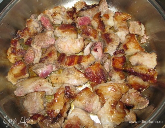 Картофель, морковь и перец помыть, почистить и порезать.
Мясо помыть порезать тонкими кусочками размером 4*4 см. Пожарить в сотейнике с одной стороны минут 5-8, чтобы появилась корочка.