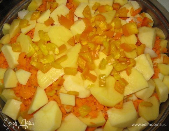 Потом мясо перевернуть и наверх выложить слоями овощи.