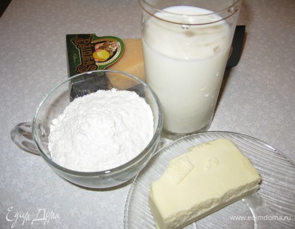 Соус: в сливочном масле подрумянить муку. Влить молоко, прокипятить 2 минуты, добавить тёртый сыр, соль, перец.