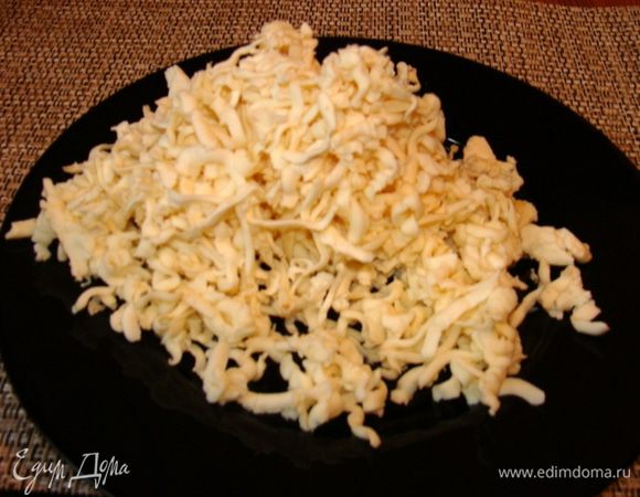 Остудить, разобрать. Бульон нам не понадобится, но если кто хочет пожирнее, можно и его использовать. Измельчить курицу в блендере.