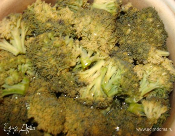 Брокколи залить водой и отварить с солью до готовности.