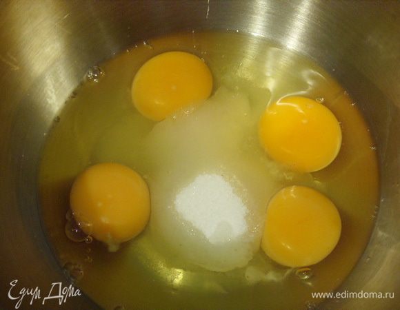 Включить духовку на 200° . Форму для выпечки выкласть бумагой. Яйца взбить с 40 г сахара  до плотного кремообразного состояния.