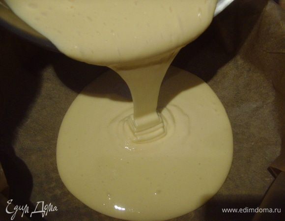 Тесто вылить в форму и выпекать  25 - 30 мин.
Готовый корж выложить на решетку и остудить. Удалить бумагу.