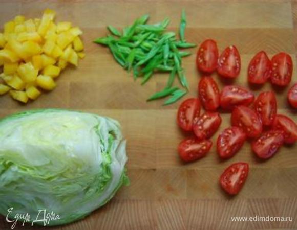 Болгарский перец нарезать мелким кубиком, черри – четвертинками, лук – косыми колечками. 