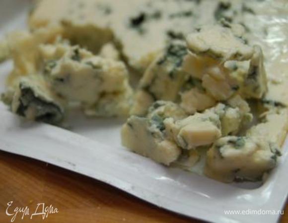 Сыр раскрошить.