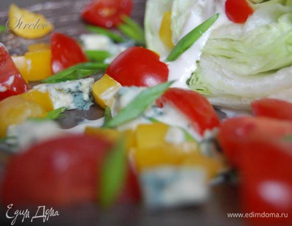 Салат  айсберг, полить соусом. Рядом выложить Черри, перец, лук и сыр. 
Приятного аппетита! 
