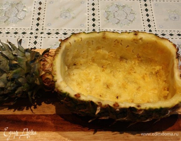 Подготовим ананас. Половину ананаса срезать так, чтобы хвостик остался на второй половине целиком. Удалить сердцевину. 