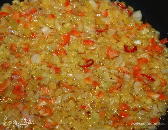 На сковородку наливаем растительное масло и добавляем щепотку кориандра, затем лук мелко порезать и на сковородку.  Добавить 100 грамм мякоти ананаса мелко порезанного. Болгарский и чили перец порезать и добавить к луку с ананасом.