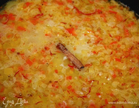 Добавляем шафран и корицу.