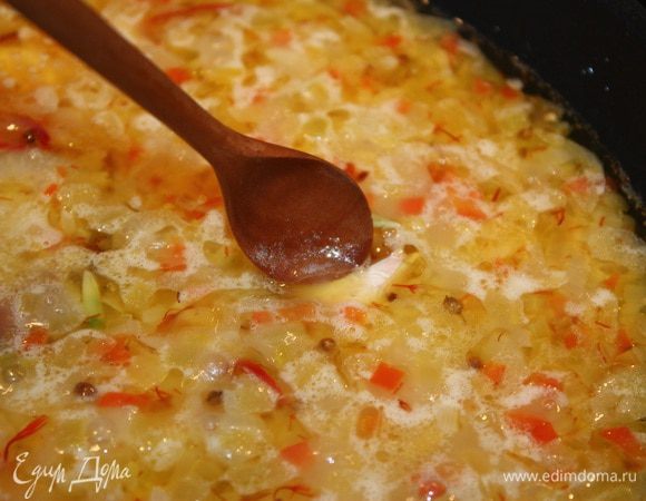 Чеснок не чистим. Отправляем его к рису и утапливаем. Он впитает в себя все ароматы и не потеряет форму. Пока готовится рис мы прогреем ананас в духовке при температуре 200 градусов 7 мину. Предварительно завернув его в фольгу. Так как мы не запекаем, а прогреваем ананас.