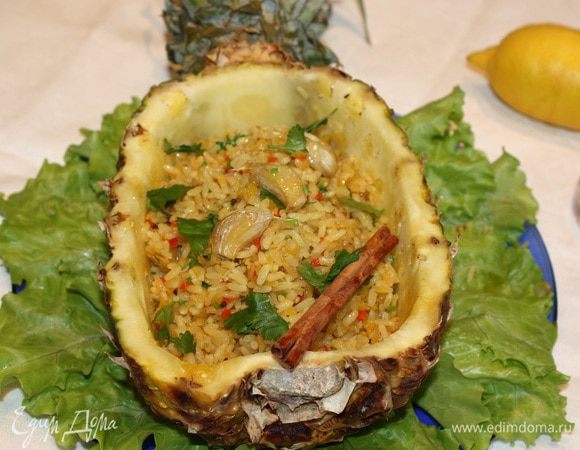  За 5 минут до готовности добавить кинзу. Выкладываем рис в ананасовую форму, присыпаем кинзой и подаем в горячем виде. Приятного всем аппетита!