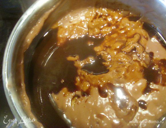 Ввести крепкий кофе и охладить, накрыв плёнкой, чтобы не образовалась плёнка.