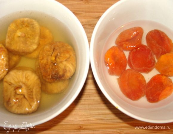 Инжир и курагу залить кипятком и оставить на 5 минут.