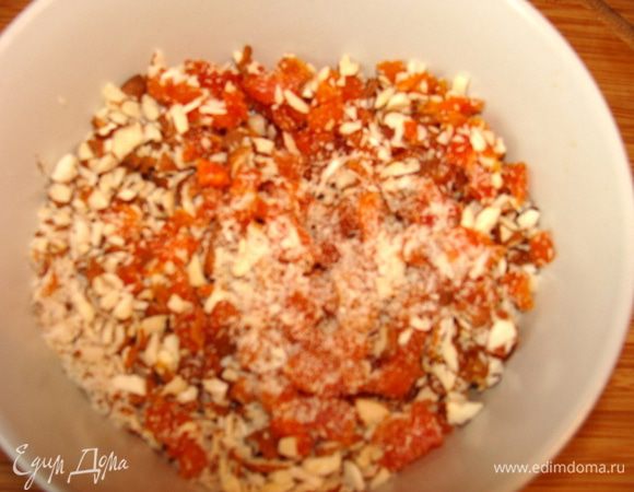 Курагу порезать и смешать с миндалем.