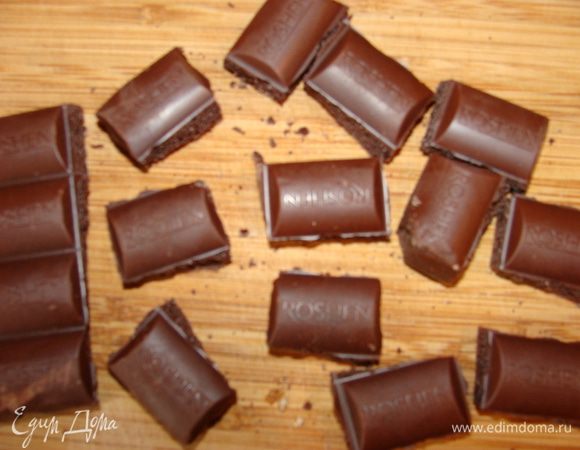 Шоколад растопить на водяной бане., можно добавить кусочек сливочного масла.