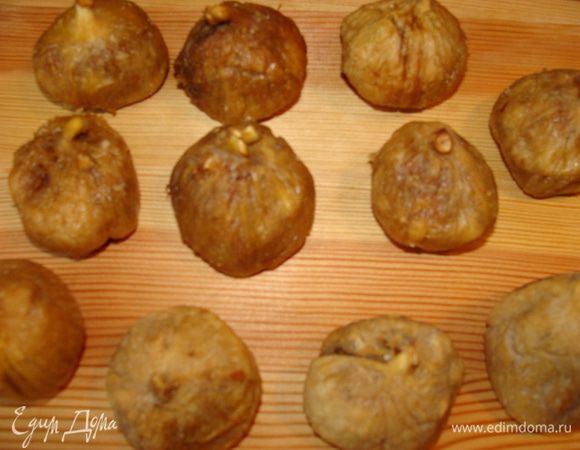 Начинить смесью инжир.