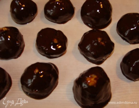 Обмакнуть каждый в шоколад и убрать в морозилку на 10 минут.