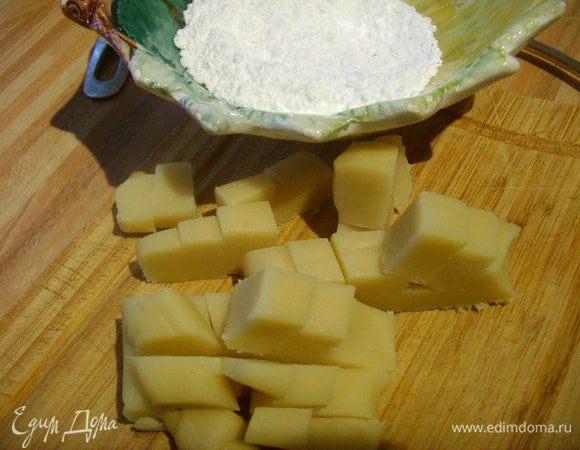 Марципан порезать на кубики. Кто не любит марципан может его заменить мастикой.