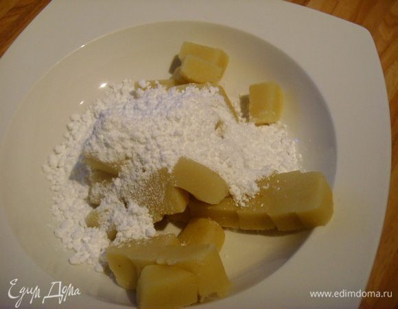 Вмешать в марципан сахарную пудру. Я даю половину количества марципана. Так получается корж тоньше и на мой взгляд нежней.